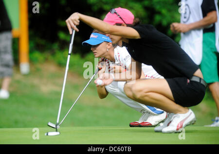 Dysina, in der Nähe von Pilsen, Tschechische Republik. 9. August 2013. Klara Spilkova (links, CZE) und Anne-Lise kaudalen (FRA), Pilsen Golf Masters 2013 Turnier in Dysina, in der Nähe von Pilsen, Tschechische Republik, Freitag, 9. August 2013. Tschechische Republik richtet ein Turnier der besten Europäischen Berufswettbewerb Ladies European Tour. (CTK Foto/Petr Eret) Bildnachweis: CTK/Alamy Live-Nachrichten Stockfoto