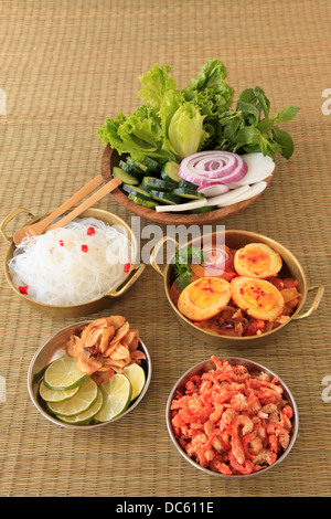 Burmesische Ei Curry, Reisnudeln, Salat, Beilagen, Stockfoto