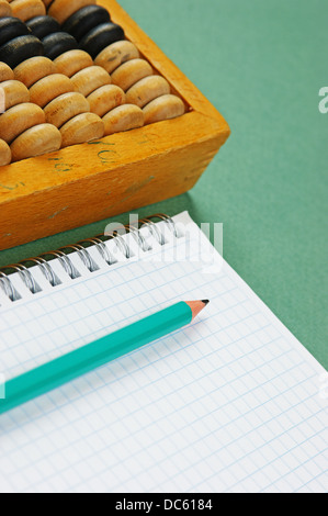 alten Abakus und Notebook auf grünem Hintergrund Stockfoto