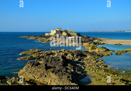 Coastal Festung Fort National (XVII th, Architekt: Vauban) bei Saint-Malo, nur bei Ebbe (Bretagne, Frankreich) zugänglich. Stockfoto