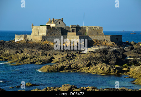 Coastal Festung Fort National (XVII th, Architekt: Vauban) bei Saint-Malo, nur bei Ebbe (Bretagne, Frankreich) zugänglich. Stockfoto