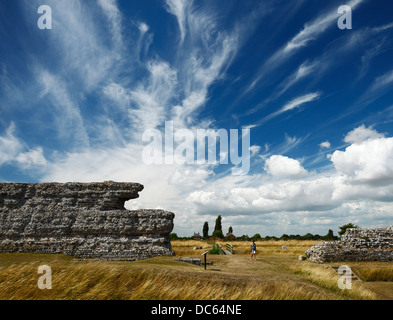 Richborough römisches Kastell, zeigt den Beginn der Watling Street, der römischen Straße von der Küste nach London. Stockfoto