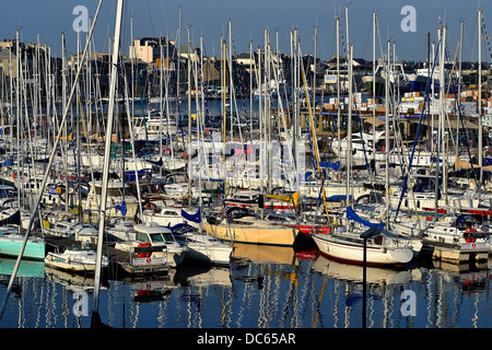 Saint-Malo Marina, Bassin Vauban, Segelboote vor Anker an den Kais (St. Malo, Bretagne, Frankreich). Stockfoto