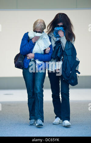 London, UK - 9. August 2013: Domenico Rancadores Frau Anne (L) und seiner Tochter, Daniela Skinner (R), verlassen die Westminster Magistrates' Court in London. Bildnachweis: Piero Cruciatti/Alamy Live-Nachrichten Stockfoto