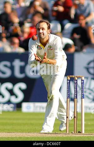 Chester-Le-Street, UK. 9. August 2013. Nathan Lyon Felder den Ball seine eigene bowling während Tag eins der Investec Asche 4. Testspiel im The Emirates Riverside Stadium, am 9. August 2013 in London, England. Bildnachweis: Mitchell Gunn/ESPA/Alamy Live-Nachrichten Stockfoto