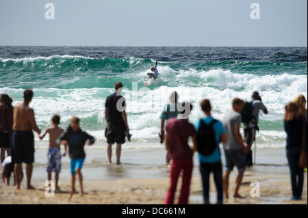 Newquay, Großbritannien. 9. August 2013. Zuschauer blicken auf mit Taz Ritter der Lügner in Aktion während der Runde 3 der Mens Open am dritten Tag der Boardmasters Festival am Fistral Strand surfen. Boardmasters ist eine jährliche Surfen, BMX, Skateboard und Musikfestival statt über 5 Tage an zwei Standorten in Newquay, Cornwall. Es ist einer von Großbritanniens führenden Surfwettkämpfe. Bildnachweis: Aktion Plus Sport/Alamy Live-Nachrichten Stockfoto
