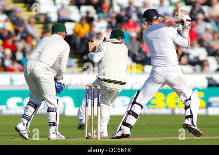 Chester-Le-Street, UK. 9. August 2013. Steven Smith nimmt Ausweichmanöver während in einem engen fielding Position während Tag eins der Investec Asche 4. Testspiel im The Emirates Riverside Stadium, am 9. August 2013 in London, England. Bildnachweis: Mitchell Gunn/ESPA/Alamy Live-Nachrichten Stockfoto