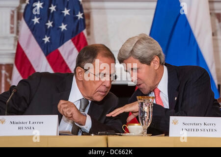 US-Außenminister John Kerry Gespräche mit russischen Außenminister Sergej Lawrow am Department of State 9. August 2013 in Washington, DC. Das Treffen findet nur zwei Tage, nachdem Präsident Barack Obama ein Gipfeltreffen mit russischen Präsidenten Vladimir Putin, das voraussichtlich nächsten Monat vor dem G20-Gipfel in St. Petersburg wurde abgebrochen. Stockfoto