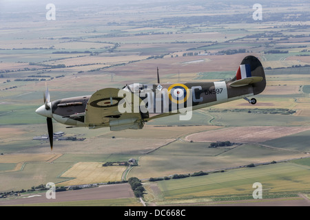 Luft-Luft mit einem klassischen Weltkrieg zwei Kämpfer - A Vickers Supermarine Spitfire Vb Stockfoto