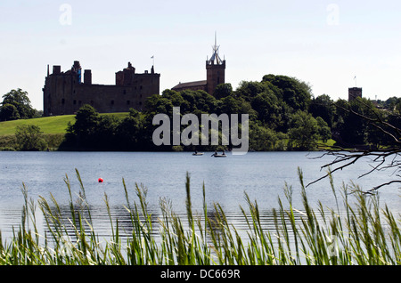 Linlithgow Palace über das Loch (See) in West Lothian, Schottland aus fotografiert. Stockfoto