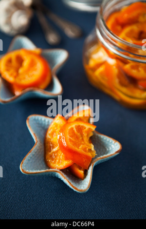 Orange Marmelade auf die blaue Schale und tiefblaue Tischdecke Stockfoto