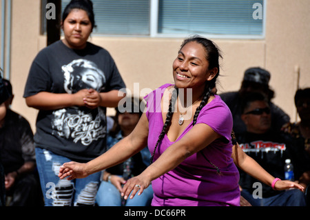 Cupa Day Festival, Pala-Indianer-Reservat, Frau tanzt mit Vogel-Sänger Stockfoto