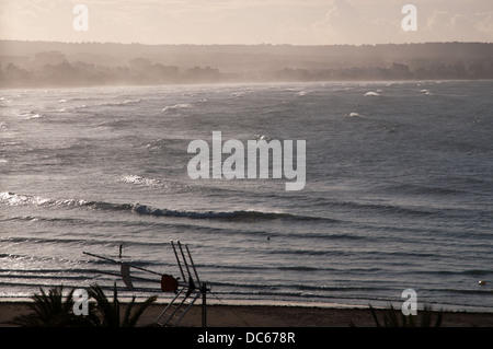 Nebligen Szene über Playa de Palma in einem Februar-Sturm. Stockfoto