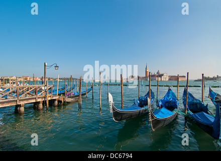 Venedig Italien Pittoresque Blick auf Gondeln mit Saint George Insel auf Hintergrund Stockfoto