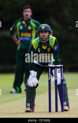Market Harborough, Leicestershire, UK. Freitag, 9. August 2013.  Aktion aus dem ODI Spiel zwischen u19 Pakistan und Bangladesch u19 im Rahmen des Turniers u19 ODI dreieckig in England gespielt. Bildnachweis: Graham Wilson/Alamy Live-Nachrichten Stockfoto