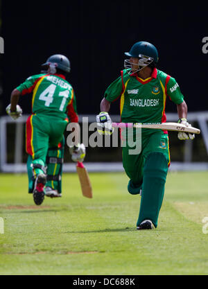Market Harborough, Leicestershire, UK. Freitag, 9. August 2013.  Aktion aus dem ODI Spiel zwischen u19 Pakistan und Bangladesch u19 im Rahmen des Turniers u19 ODI dreieckig in England gespielt. Bildnachweis: Graham Wilson/Alamy Live-Nachrichten Stockfoto