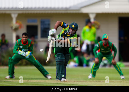 Market Harborough, Leicestershire, UK. Freitag, 9. August 2013.  Aktion aus dem ODI Spiel zwischen u19 Pakistan und Bangladesch u19 im Rahmen des Turniers u19 ODI dreieckig in England gespielt. Bildnachweis: Graham Wilson/Alamy Live-Nachrichten Stockfoto