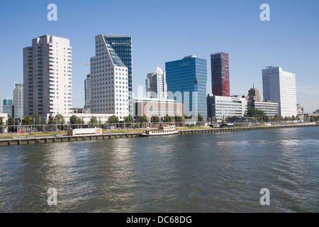 Hochhaus-Büro- und Wohnhäuser Boompjes Willemswerf Rotterdam Niederlande vom Fluss Maas Stockfoto