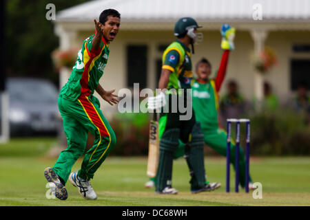 Market Harborough, Leicestershire, UK. Freitag, 9. August 2013. Bangladeshs Rifat Pradhan plädiert für eine LBW.  Aktion aus dem ODI Spiel zwischen u19 Pakistan und Bangladesch u19 im Rahmen des Turniers u19 ODI dreieckig in England gespielt. Bildnachweis: Graham Wilson/Alamy Live-Nachrichten Stockfoto