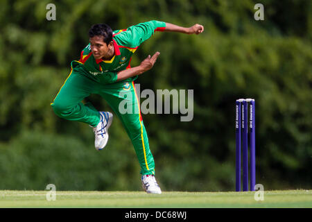 Market Harborough, Leicestershire, UK. Freitag, 9. August 2013.  Aktion aus dem ODI Spiel zwischen u19 Pakistan und Bangladesch u19 im Rahmen des Turniers u19 ODI dreieckig in England gespielt. Bildnachweis: Graham Wilson/Alamy Live-Nachrichten Stockfoto