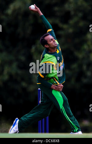 Market Harborough, Leicestershire, UK. Freitag, 9. August 2013. Pakistans Zia Ul-Haq Bowling.  Aktion aus dem ODI Spiel zwischen u19 Pakistan und Bangladesch u19 im Rahmen des Turniers u19 ODI dreieckig in England gespielt. Bildnachweis: Graham Wilson/Alamy Live-Nachrichten Stockfoto