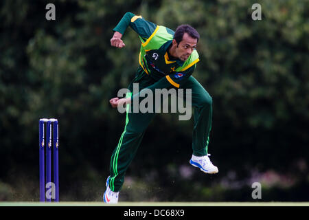 Market Harborough, Leicestershire, UK. Freitag, 9. August 2013. Pakistans Zia Ul-Haq Bowling. Aktion aus dem ODI Spiel zwischen u19 Pakistan und Bangladesch u19 im Rahmen des Turniers u19 ODI dreieckig in England gespielt. Bildnachweis: Graham Wilson/Alamy Live-Nachrichten Stockfoto