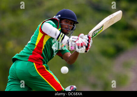 Market Harborough, Leicestershire, UK. Freitag, 9. August 2013.  Aktion aus dem ODI Spiel zwischen u19 Pakistan und Bangladesch u19 im Rahmen des Turniers u19 ODI dreieckig in England gespielt. Bildnachweis: Graham Wilson/Alamy Live-Nachrichten Stockfoto