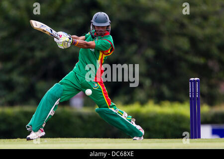 Market Harborough, Leicestershire, UK. Freitag, 9. August 2013.  Aktion aus dem ODI Spiel zwischen u19 Pakistan und Bangladesch u19 im Rahmen des Turniers u19 ODI dreieckig in England gespielt. Bildnachweis: Graham Wilson/Alamy Live-Nachrichten Stockfoto
