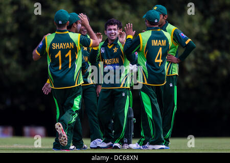 Market Harborough, Leicestershire, UK. Freitag, 9. August 2013.  Pakistan-Spieler feiern ein Wicket. Aktion aus dem ODI Spiel zwischen u19 Pakistan und Bangladesch u19 im Rahmen des Turniers u19 ODI dreieckig in England gespielt. Bildnachweis: Graham Wilson/Alamy Live-Nachrichten Stockfoto