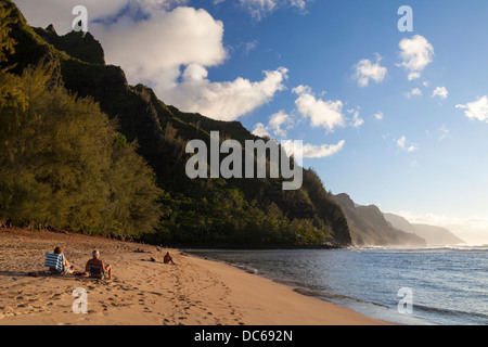 Menschen bei Kee Beach Uhr Sonnenuntergang beleuchten die Na Pali Küste auf Kauai Stockfoto