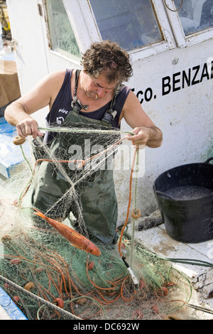 Fischer entfernen Fischernetze in den Hafen von Estepona, Provinz Malaga, Andalusien, Spanien Stockfoto