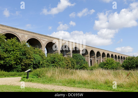 Viktorianische gemauerte Eisenbahnviadukt in der englischen Landschaft - Chappel, Essex, UK Stockfoto