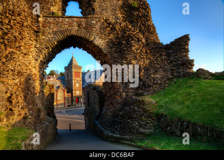 Launceston Rathaus mit Blick durch den Torbogen vom Schlossgelände aus Stockfoto