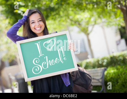 Darauf begeistert gemischte Rennen weibliche Schüler hält eine Tafel mit ich liebe Schule geschrieben. Stockfoto