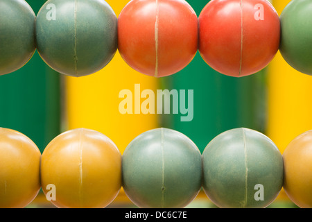 bunte Kugeln auf Spielplatz hautnah Stockfoto