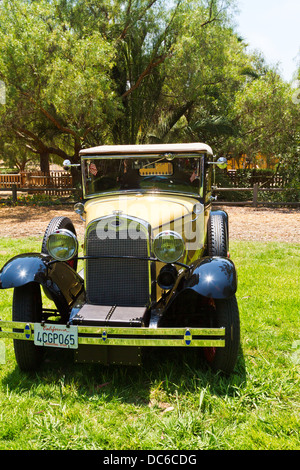 Vorderansicht des wunderschön restaurierten Model A Ford Roadster im Freien. Stockfoto