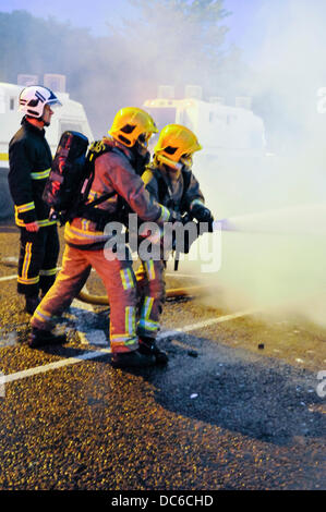 Belfast, Nordirland. 9. August 2013 - NIFRS ein Feuer mit Schaum Kredit löschen: Stephen Barnes/Alamy Live News Stockfoto