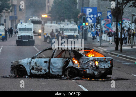 Belfast, Nordirland. 9. August 2013 - ein Auto in Flammen in der Mitte einer Straße nach Ausschreitungen in Belfast Credit: Stephen Barnes/Alamy Live News Stockfoto