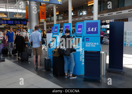 Check-in und Tasche abklatschen, Self-Service-Automaten am Flughafen Kopenhagen, CPH, Kastrup, Dänemark. Stockfoto