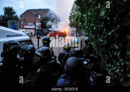 Belfast, Nordirland. 9. August 2013 - PSNI Offiziere kümmern sich auf eine Menge von Protest gegen Loyalisten beginnen einen Aufstand gegen die Polizei und einen van in Belfast Credit angezündet: Stephen Barnes/Alamy Live News Stockfoto