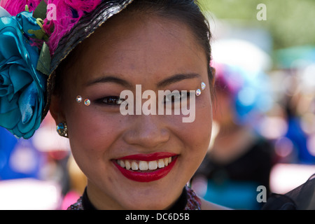 Closeup Portrait der schönen jungen Frau Cancan Tänzerin auf dem Französisch-Festival in Santa Barbara, Kalifornien Stockfoto