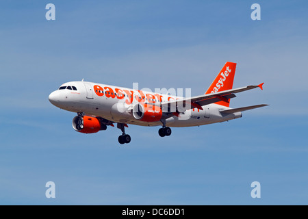 EasyJet Gala Pirani G-EZGD Airbus A319-111 im Endanflug nach Kopenhagen Flughafen, CPH, Kastrup, Dänemark, aus Manchester. Stockfoto