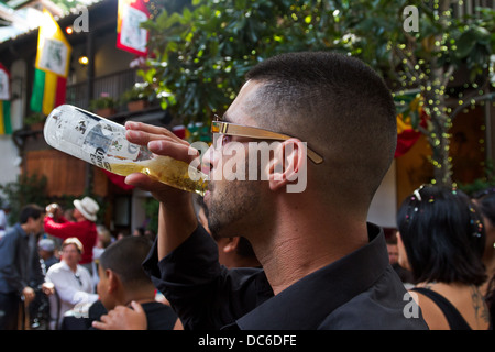 Closeup Profil des Jünglings Biertrinken im Rahmen einer feierlichen Veranstaltung. Stockfoto