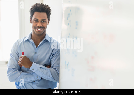 Geschäftsmann am Whiteboard schreiben Stockfoto