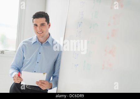 Geschäftsmann, stehen neben whiteboard Stockfoto