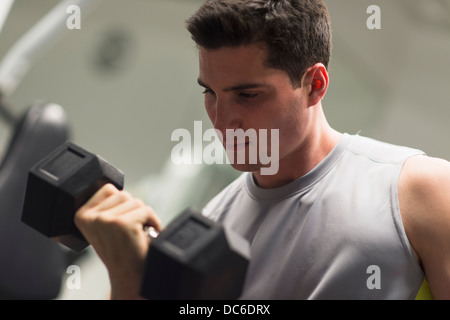 Mann, die Hanteln heben Stockfoto