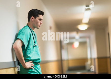 Müde Arzt stehen im Flur Stockfoto