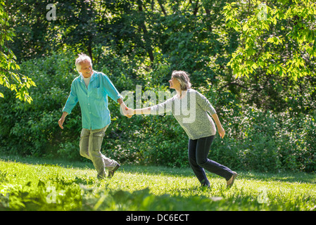 USA, New York, New York City, Central Park, älteres Paar im Park laufen Stockfoto