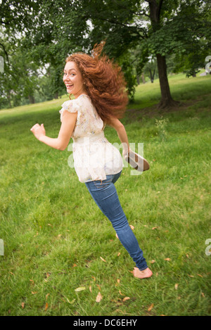 Junge Frau im Park laufen Stockfoto