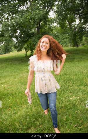 Junge Frau im Park spazieren Stockfoto
